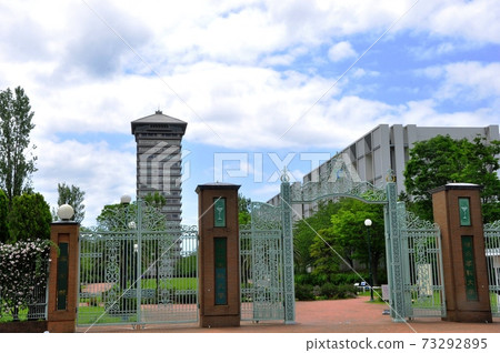 橫濱市鳥塚區橫濱藥科大學正門和鮮綠色 橫濱市鳥塚區橫濱藥科大學正門和鮮綠色 73292895