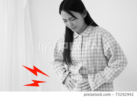 一個穿著睡衣,會傷害她的肚子的女人的形象 一個穿著睡衣,會傷害她的肚子的女人的形象 73292942