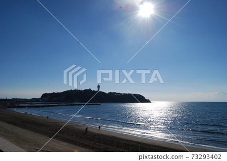 Take a walk in Enoshima in winter 73293402