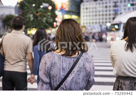 晚上站在澀谷爭奪口的女人的背影 73293442