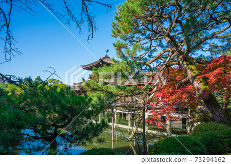 京都平安神宮的太平閣和秋葉 73294162