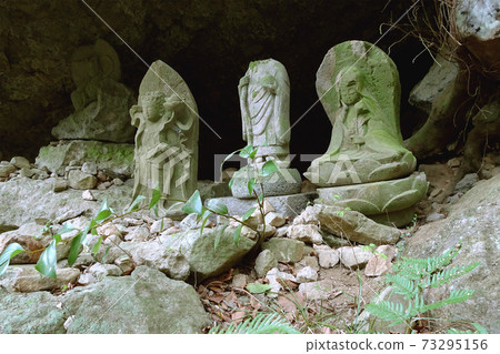 Cave with broken stone Buddhas / Shitodo Cave (Yugaramachi, Ashigarashimo-gun, Kanagawa Prefecture) Cave with broken stone Buddhas / Shitodo Cave (Yugaramachi, Ashigarashimo-gun, Kanagawa Prefecture) 73295156