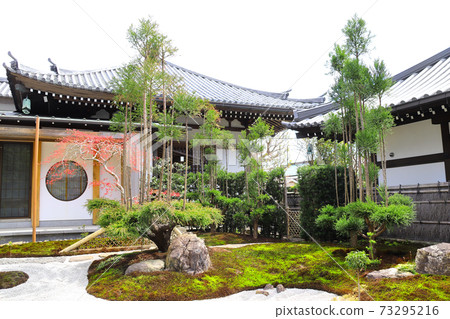 Ancient pavilion in traditional japanese garden, Kamakura, Japan Ancient pavilion in traditional japanese garden, Kamakura, Japan 73295216