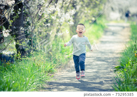 拍攝孫子的男孩托兒所兒童 拍攝孫子的男孩托兒所兒童 73295385