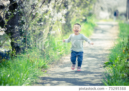 拍攝孫子的男孩托兒所兒童 拍攝孫子的男孩托兒所兒童 73295388