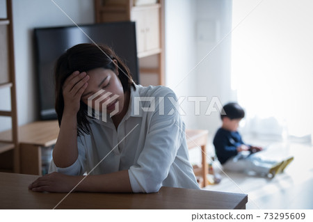 Image of mother who is worried about child-rearing and feels child-rearing stress 73295609