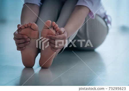 寒冷，結冷和腳冷的女人的形象 73295623