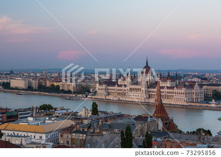 匈牙利:布達佩斯國會大廈和黃昏的多瑙河 匈牙利:布達佩斯國會大廈和黃昏的多瑙河 73295856