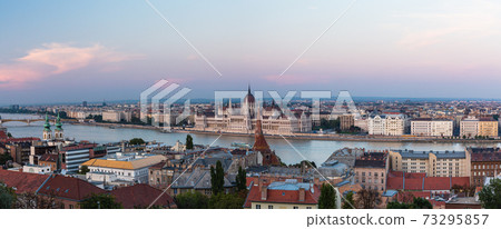 匈牙利布達佩斯國會大廈在黃昏 73295857