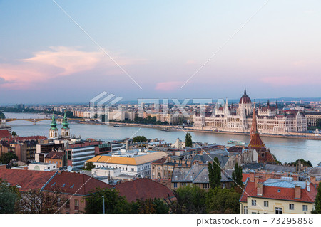 匈牙利：布達佩斯國會大廈和黃昏的多瑙河 73295858