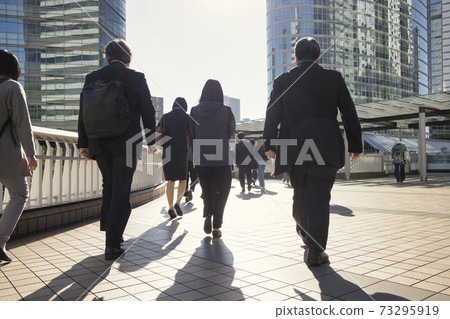 Commuting scenery of a businessman in the morning against the sun 73295919