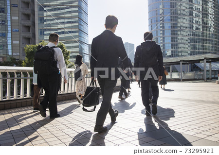 背光通勤的商人 73295921