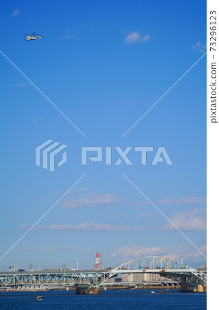 首都高海灣線海灣路荒川川口大橋和浮橋，直升機 73296123