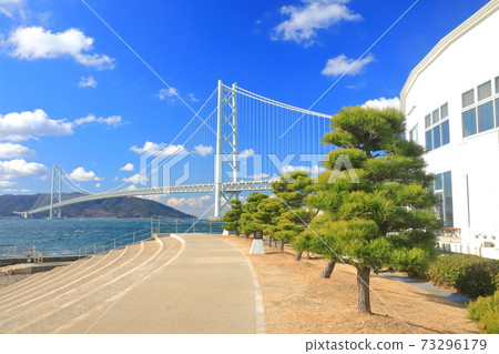 [Hyogo Prefecture] Akashi Kaikyo Bridge under sunny weather 73296179