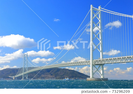 [兵庫縣]晴天下的明石海峽大橋 73296209