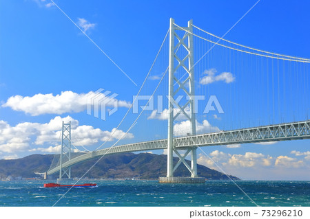 [兵庫縣]晴天下的明石海峽大橋 73296210