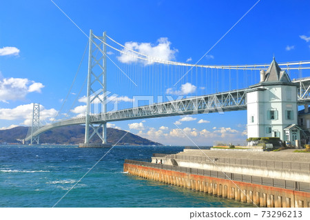 [兵庫縣]天氣晴朗的山文紀念堂和明石海峽大橋 73296213