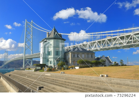[兵庫縣]天氣晴朗的山文紀念堂和明石海峽大橋 73296224