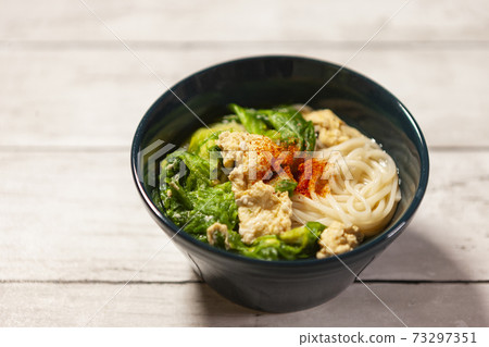 Lettuce and egg noodles Lettuce and egg noodles 73297351