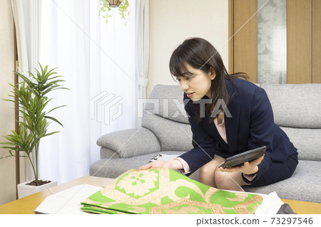 評估和服的和服購買者 73297546