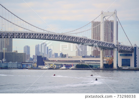 彩虹橋和摩托艇 73298038