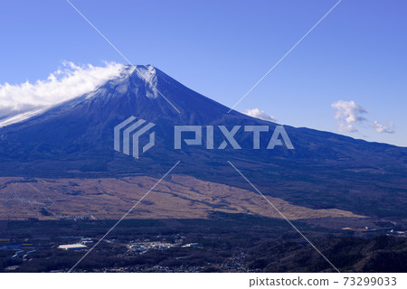 冰雪覆蓋的富士山和自衛隊的訓練場 照片素材 圖片 圖庫