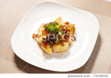 Sauteed shimeji mushrooms, bacon and dioscorea opposita Sauteed shimeji mushrooms, bacon and dioscorea opposita 73299782
