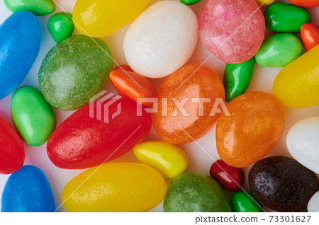 Different color and size candy 73301627