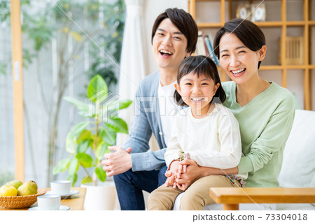 客廳裡聚會的年輕一家人』 客廳裡聚會的年輕一家人』 73304018