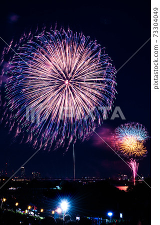 Large fireworks in the night sky (Todabashi / Itabashi Fireworks Festival) Large fireworks in the night sky (Todabashi / Itabashi Fireworks Festival) 73304049