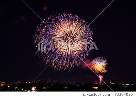 Large fireworks in the night sky (Todabashi / Itabashi Fireworks Festival) Large fireworks in the night sky (Todabashi / Itabashi Fireworks Festival) 73304050