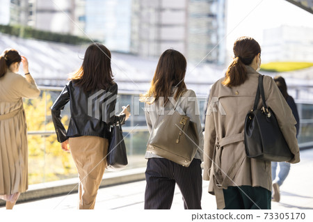 早上來上班的婦女的背影 73305170