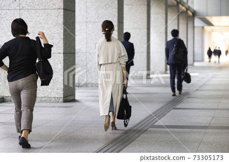 早上來上班的女人的背影 早上來上班的女人的背影 73305173