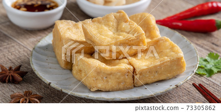 Stinky tofu street stall night market kimchi Stincky tofu street food チョウドウフ Stinky tofu street stall night market kimchi Stincky tofu street food チョウドウフ 73305862