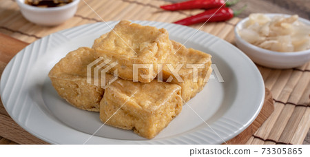 Stinky tofu street stall night market kimchi Stincky tofu street food チョウドウフ Stinky tofu street stall night market kimchi Stincky tofu street food チョウドウフ 73305865