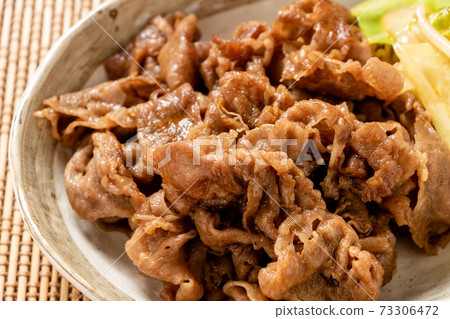 烤烤肉（國內黑髮日本牛肩脊肉，沙丁魚）。 73306472