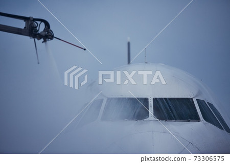 Deicing of airplane before flight 73306575