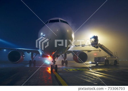 Deicing of airplane before flight 73306703
