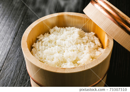 Rice cooked in a snack 73307310