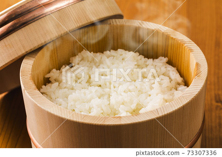 Rice cooked in a snack 73307336