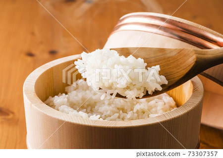 Rice cooked in a snack 73307357