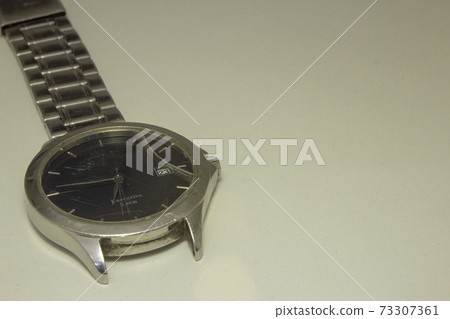 Broken wrist watch, with its glass shattered and damaged bracelet Broken wrist watch, with its glass shattered and damaged bracelet 73307361