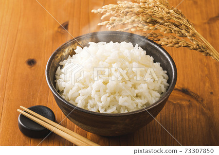 Freshly cooked rice in a bowl 73307850