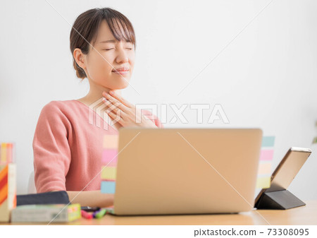 A young woman with a sore throat due to hay fever A young woman with a sore throat due to hay fever 73308095