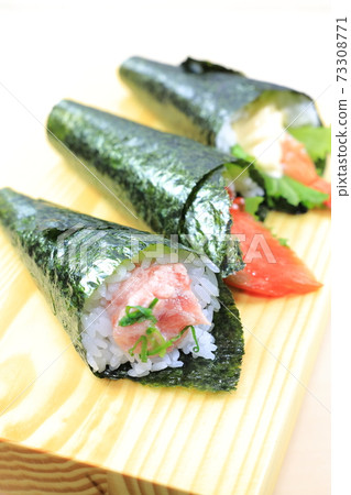 美味的手捲壽司 73308771