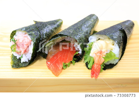 Delicious hand-rolled sushi 73308773