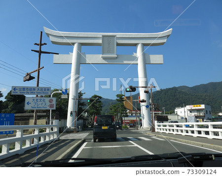 出雲大社的Udabashi的Otorii（從車上看） 73309124
