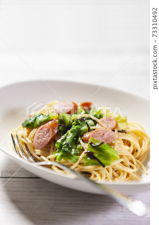 Lettuce and sausage pasta 73310492