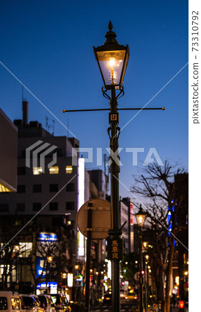 日本橫濱市容俯瞰車道上的煤氣燈 日本橫濱市容俯瞰車道上的煤氣燈 73310792