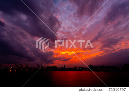 Sunset, sunset, Oi Wharf, Tokyo Bay, central Tokyo, sun skyscrapers, evening, evening, afternoon, Tokyo Bay, harbor ship 73310797